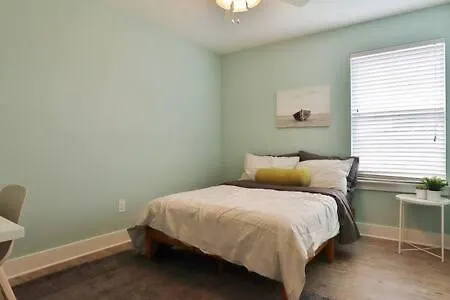 Spacious 4 Bedroom Beach Retreat - Blocks From Beach