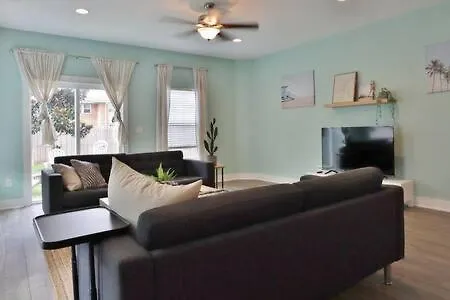 Spacious 4 Bedroom Beach Retreat - Blocks From Beach