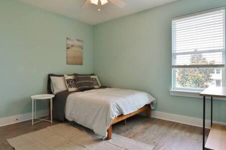Spacious 4 Bedroom Retreat - Blocks From * Jacksonville Beach