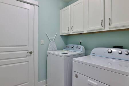 Spacious 4 Bedroom Retreat - Blocks From *