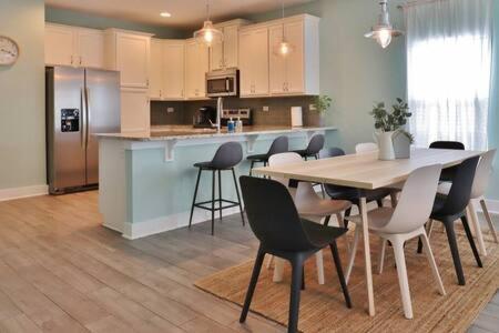 Spacious 4 Bedroom Retreat - Blocks From * Jacksonville Beach