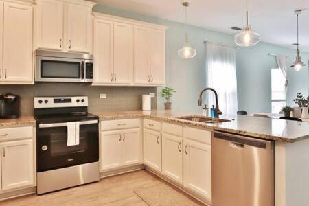 Spacious 4 Bedroom Retreat - Blocks From Hébergement de vacances *