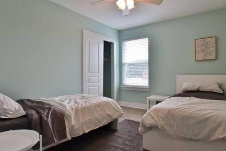 Hébergement de vacances Spacious 4 Bedroom Retreat - Blocks From
